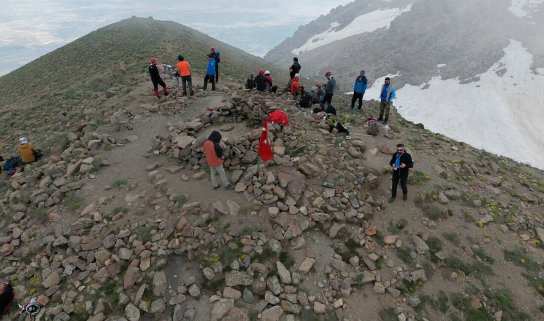 Hasan Dağı zirvesinde duygu dolu “Türk bayrağı” buluşması Aksaray'da görev yapan 5 öğretmen ile Bolu'dan gelen 15 dağcı,