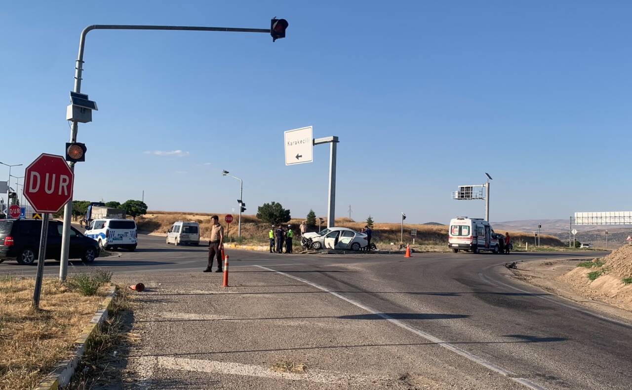 Kırıkkale’nin Karakeçili ilçesinde iki otomobilin çarpışması sonucu 4 kişi yaralandı.