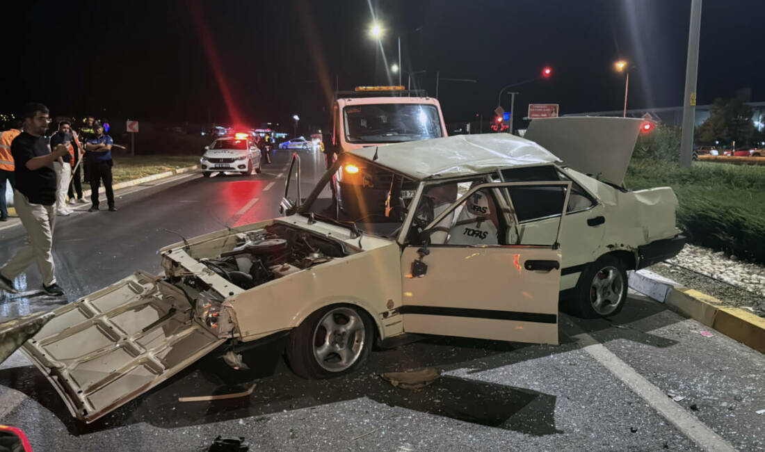 Devrilen otomobildeki 1’i ağır, 3 kişi yaralandı Sivas'ta otomobilin devrilmesi sonucu 1'i ağır, 3 kişi yaralandı.