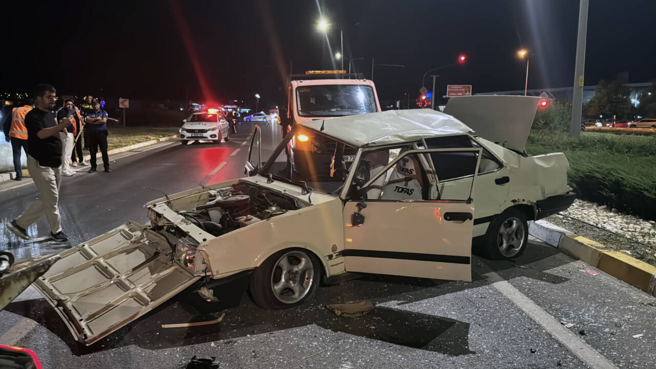 Sivas'ta otomobilin devrilmesi sonucu 1'i ağır, 3 kişi yaralandı.