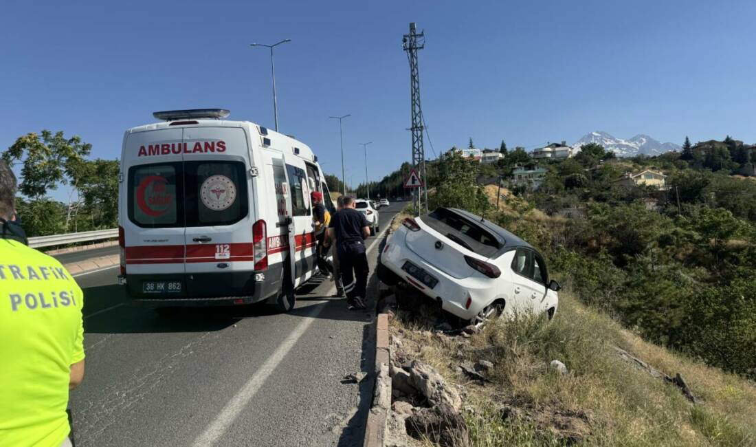 Şarampolde askıda kalan otomobilin sürücüsü yaralandı Kayseri'nin Melikgazi ilçesinde kontrolden çıkarak şarampolde askıda kalan otomobilin sürücüsü