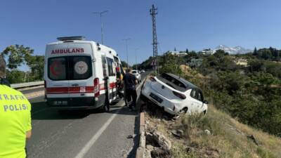 Kayseri'nin Melikgazi ilçesinde kontrolden çıkarak şarampolde askıda kalan otomobilin sürücüsü
