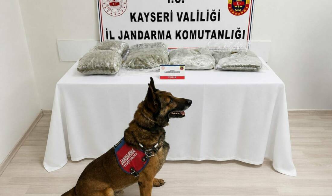 Kayseri'de bir otomobilin bagajına gizlenmiş 5 kilogram esrar ele geçirildi,