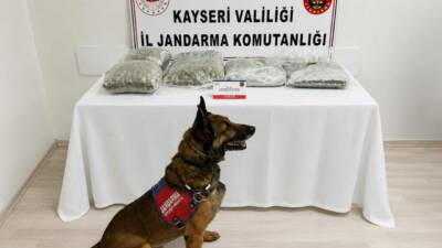 Kayseri'de bir otomobilin bagajına gizlenmiş 5 kilogram esrar ele geçirildi,
