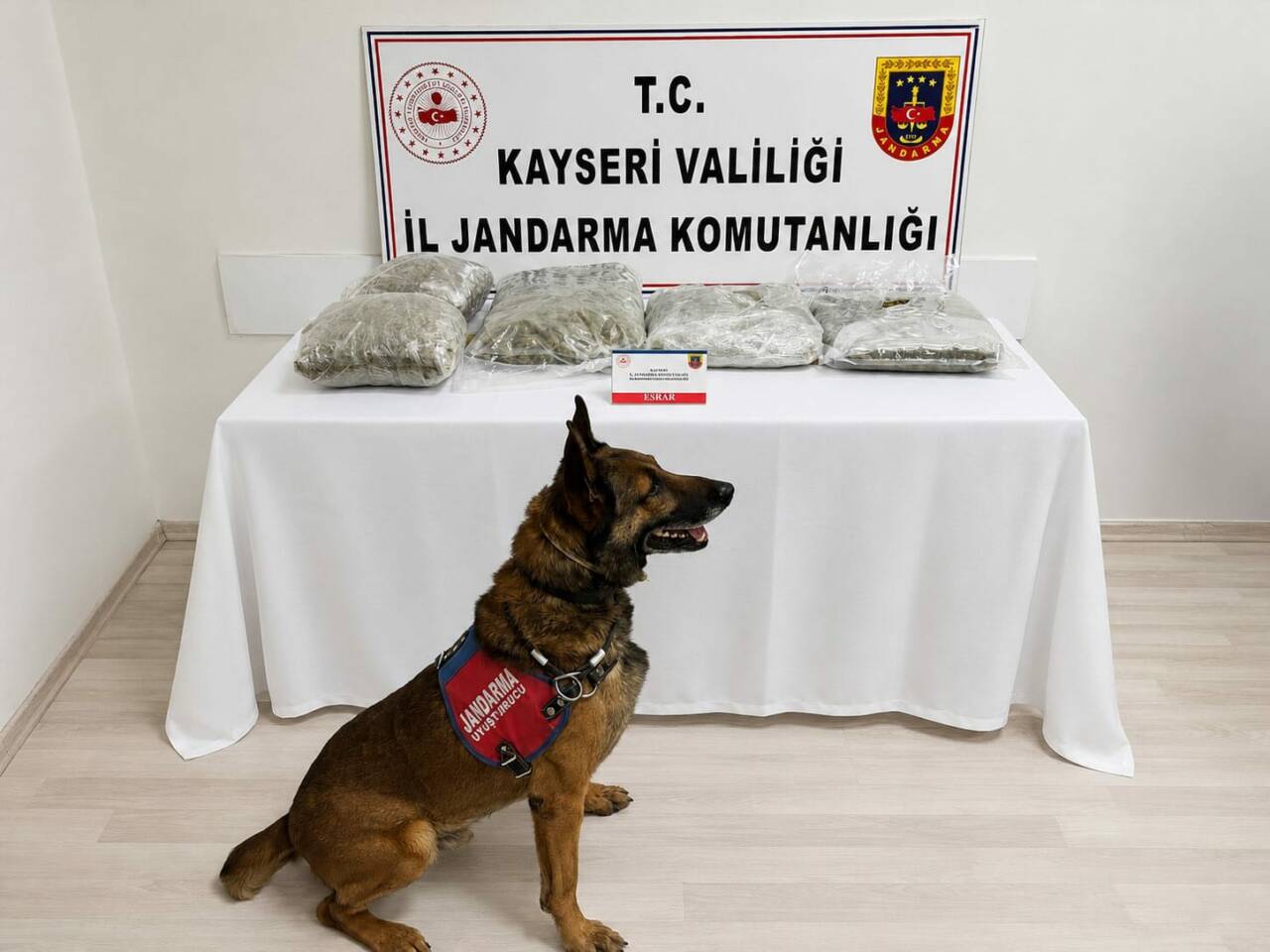Kayseri'de bir otomobilin bagajına gizlenmiş 5 kilogram esrar ele geçirildi,