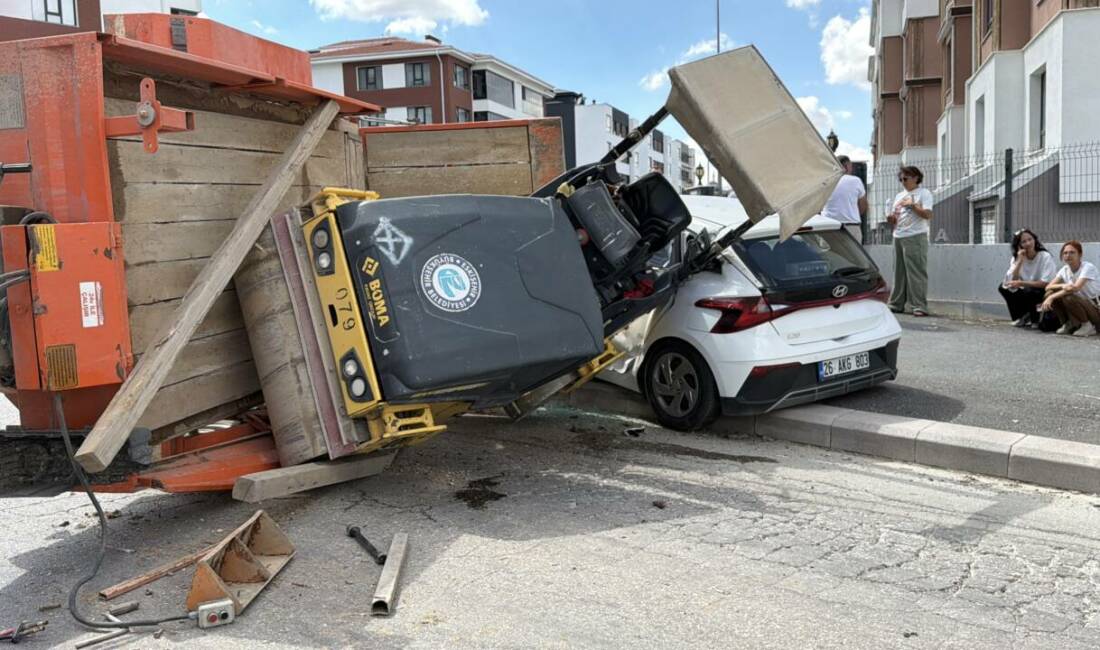 Yol silindirinin otomobilin üzerine devrildiği kazada 2 kişi yaralandı Eskişehir’in Odunpazarı ilçesinde yol yapımında kullanılan silindirin sürücü eğitim otomobilinin