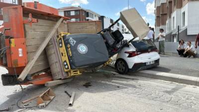 Eskişehir’in Odunpazarı ilçesinde yol yapımında kullanılan silindirin sürücü eğitim otomobilinin