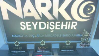 Konya'nın Seydişehir ilçesinde uyuşturucu operasyonunda gözaltına alınan 2 şüpheliden 1'i