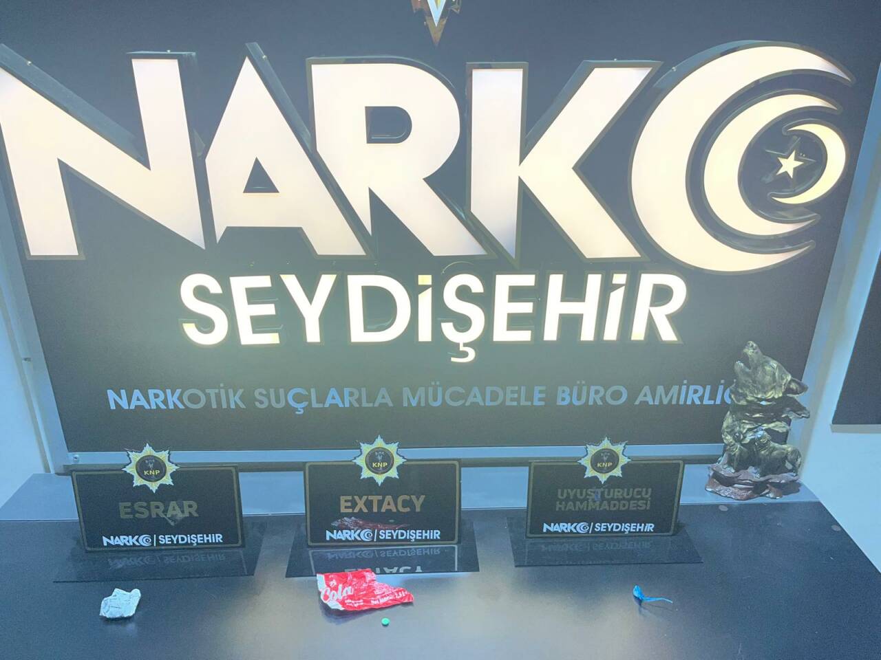 Konya'nın Seydişehir ilçesinde uyuşturucu operasyonunda gözaltına alınan 2 şüpheliden 1'i