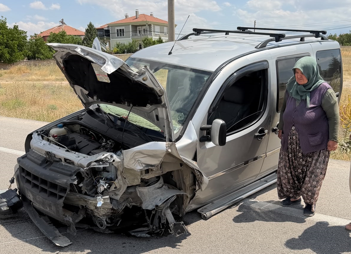 Aksaray'da otomobil ile hafif ticari aracın çarpıştığı kazada 6 kişi