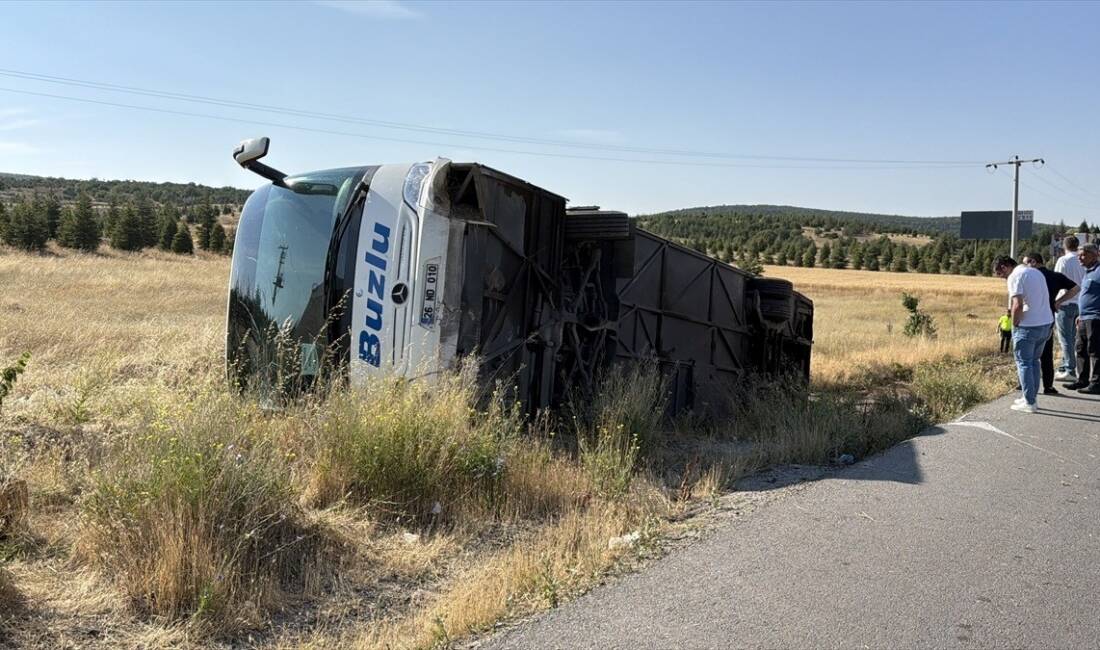 Yolcu otobüsü şarampole devrildi Eskişehir'de yolcu otobüsünün şarampole devrilmesi sonucu ilk belirlemelere göre 20