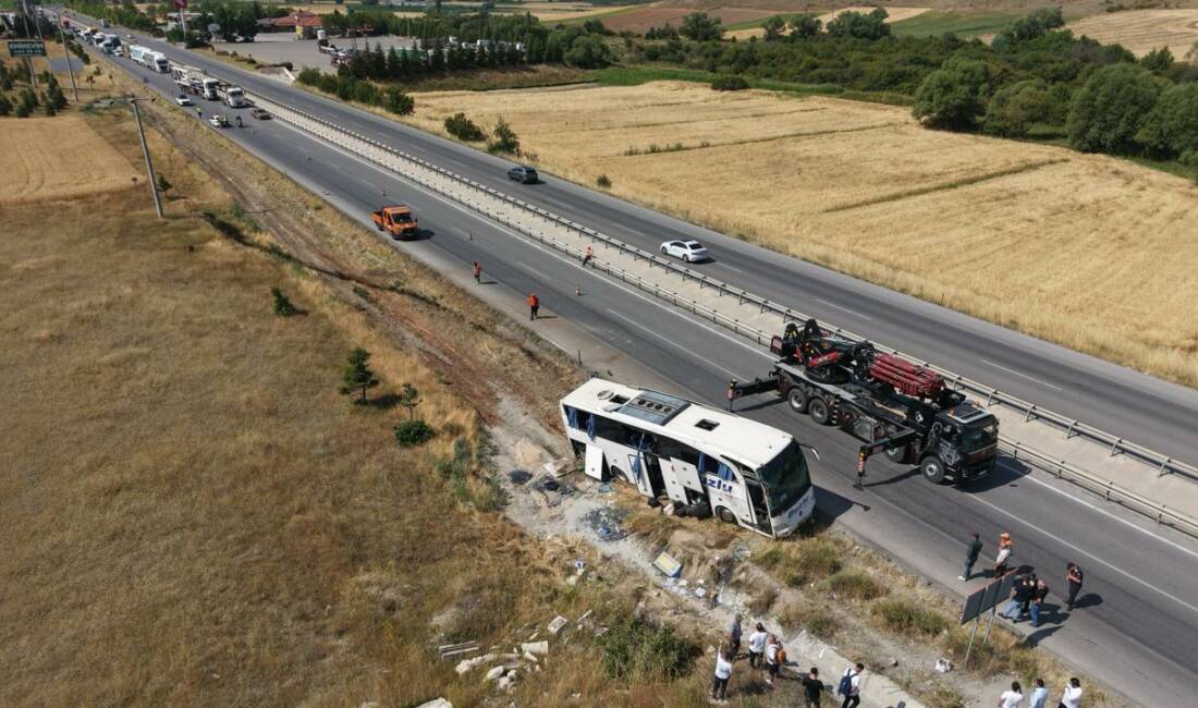 Yolcu otobüsünün şarampole devrildiği kazada 24 kişi yaralandı Eskişehir'de yolcu otobüsünün şarampole devrilmesi sonucu 24 kişi yaralandı.