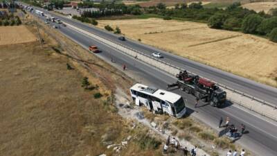 Eskişehir'de yolcu otobüsünün şarampole devrilmesi sonucu 24 kişi yaralandı.