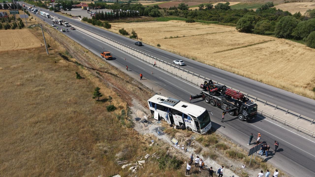 Eskişehir'de yolcu otobüsünün şarampole devrilmesi sonucu 24 kişi yaralandı.