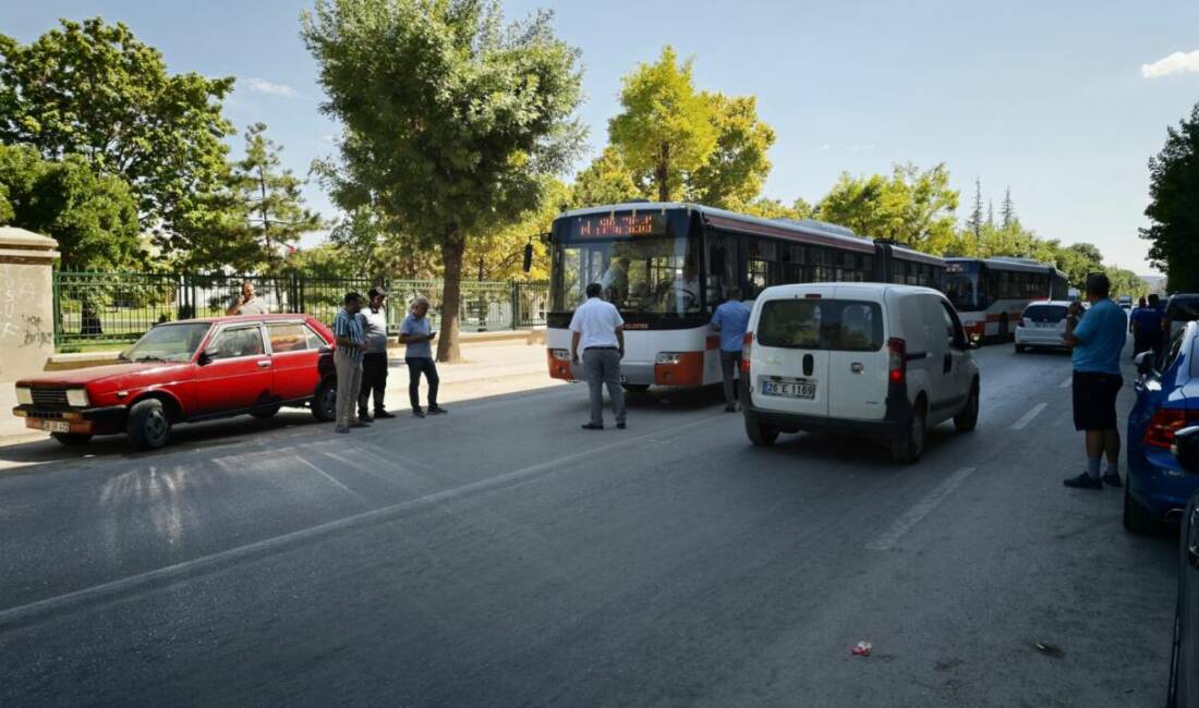 Belediye otobüsünün çarptığı çocuk yaralandı Eskişehir'in Tepebaşı ilçesinde belediye otobüsünün çarptığı çocuk yaralandı.