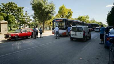 Eskişehir'in Tepebaşı ilçesinde belediye otobüsünün çarptığı çocuk yaralandı.