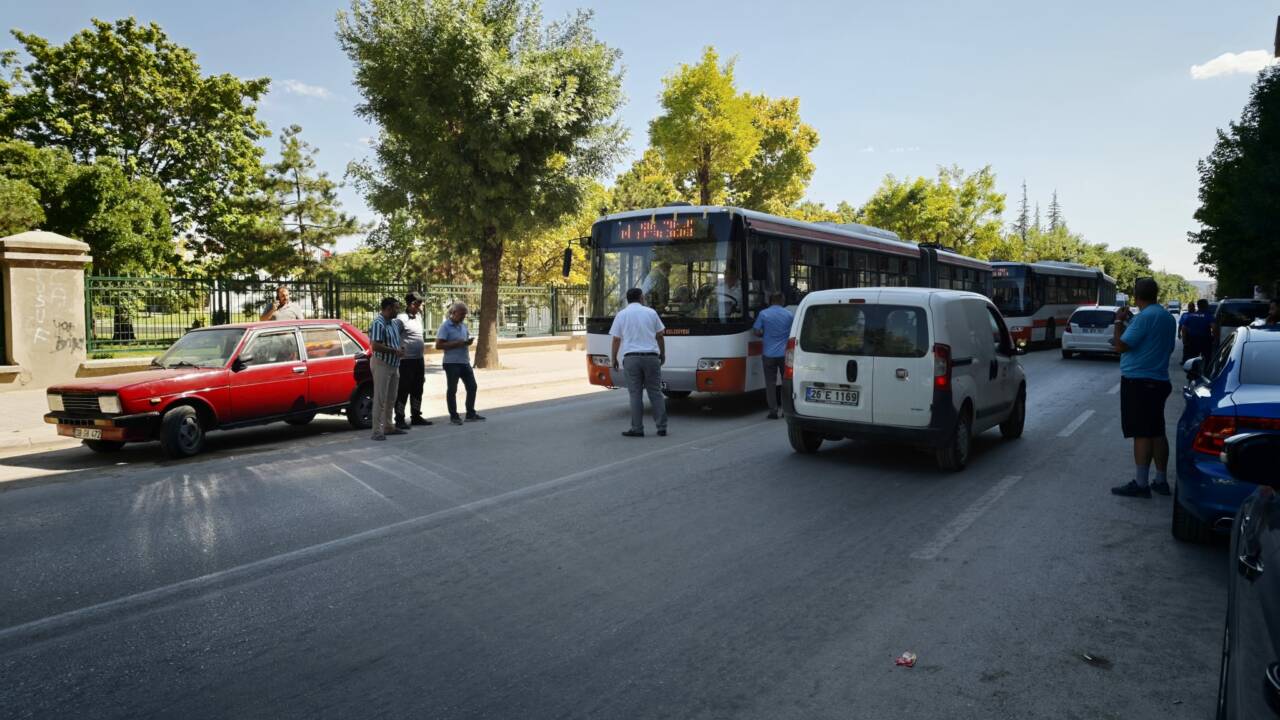 Eskişehir'in Tepebaşı ilçesinde belediye otobüsünün çarptığı çocuk yaralandı.