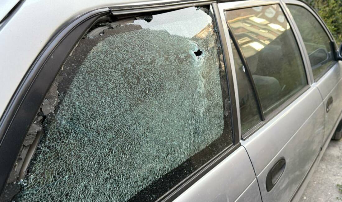 Park halindeki 2 otomobil kurşunlandı Eskişehir'in Odunpazarı ilçesinde park halindeki 2 otomobilin kurşunlanmasıyla ilgili polis