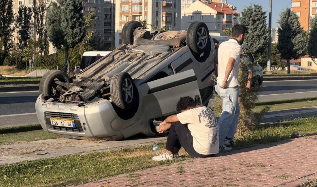 Hafif ticari aracın devrildiği kazada anne ve oğlu yaralandı Kayseri'de hafif ticari aracın devrildiği kazada yaralanan sürücü ile annesi