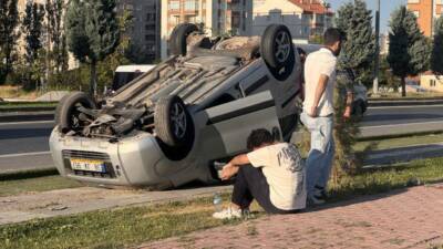 Kayseri'de hafif ticari aracın devrildiği kazada yaralanan sürücü ile annesi