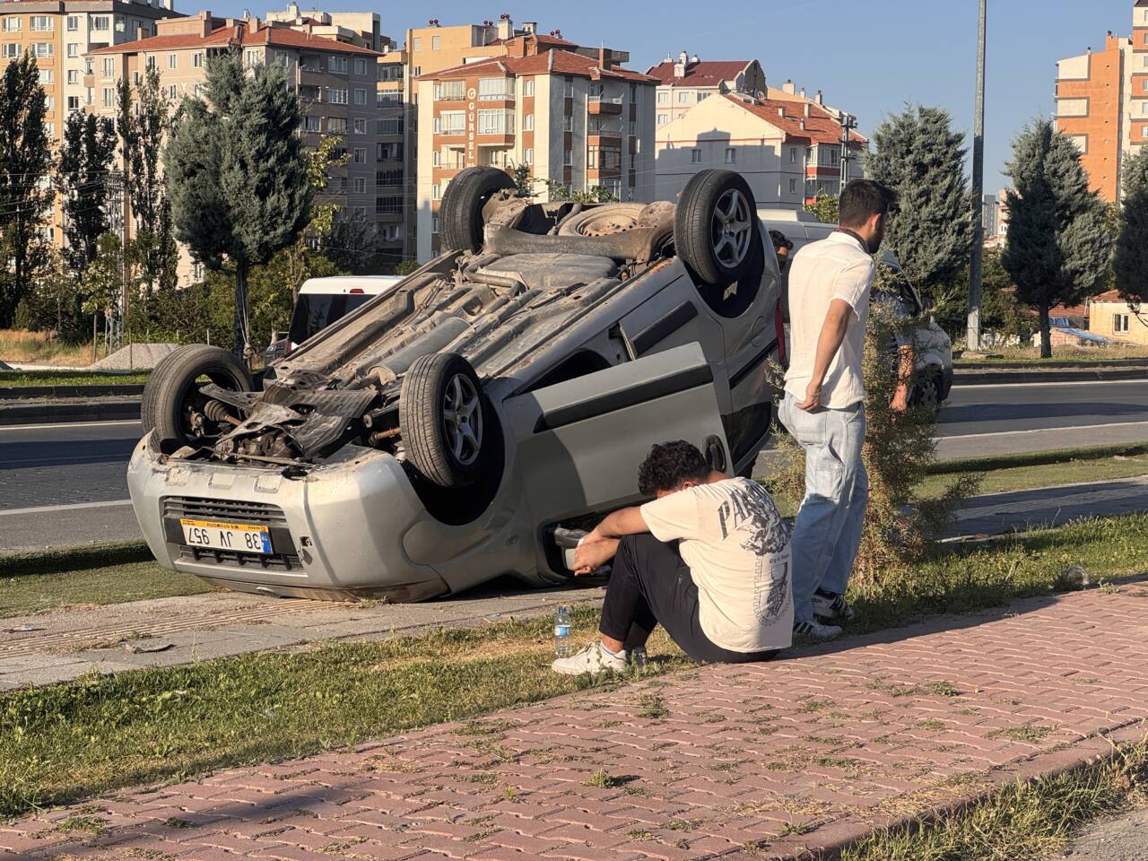 Kayseri'de hafif ticari aracın devrildiği kazada yaralanan sürücü ile annesi