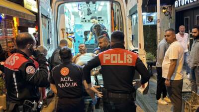 Eskişehir'in Tepebaşı ilçesinde çıkan bıçaklı kavgada yaralanan kişi hastaneye kaldırıldı.
