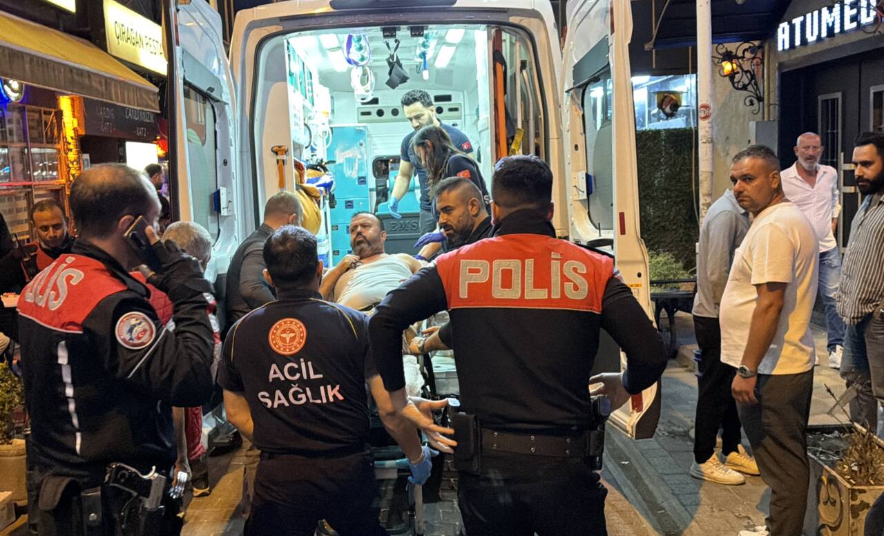 Eskişehir'in Tepebaşı ilçesinde çıkan bıçaklı kavgada yaralanan kişi hastaneye kaldırıldı.