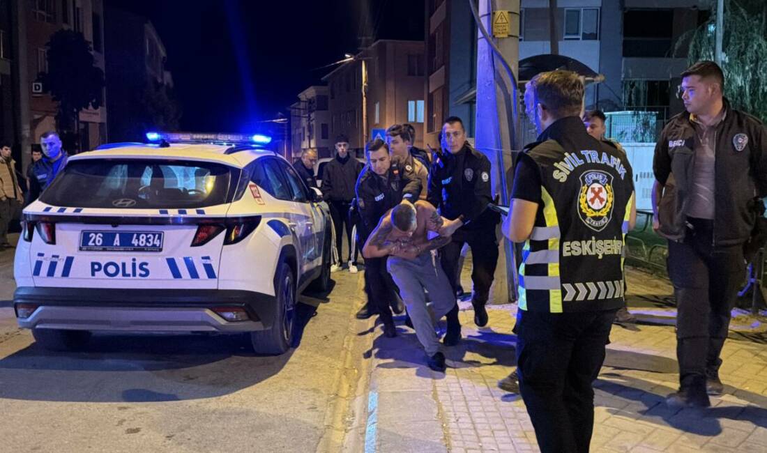Polisin “dur” ihtarına uymayan sürücü kovalamaca sonucu yakalandı Eskişehir'in Tepebaşı ilçesinde polisin "dur" ihtarına uymayıp kaçan otomobil sürücüsü