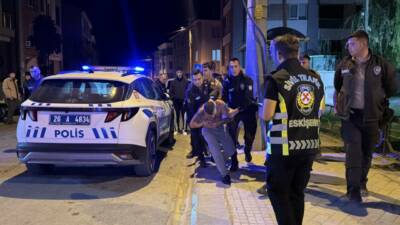 Eskişehir'in Tepebaşı ilçesinde polisin "dur" ihtarına uymayıp kaçan otomobil sürücüsü