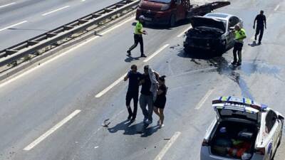 Eskişehir-Bursa Karayolunda 3 aracın karıştığı trafik kazasında 2 kişi yaralandı.