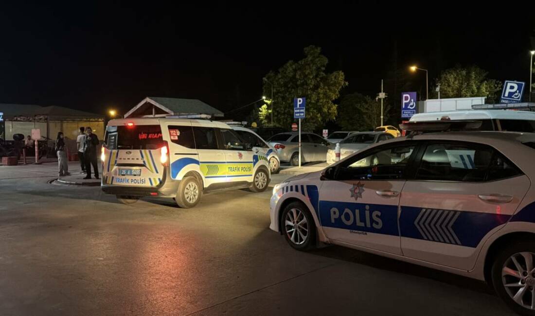 ‘Dur’ ihtarına uymayan motosikletlinin çarptığı bekçi yaralandı Eskişehir'in Tepebaşı ilçesinde 'dur' ihtarına uymayan plakasız motosikletin sürücüsü çarşı