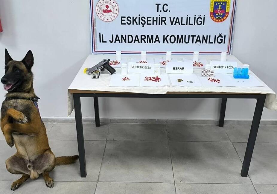 Uyuşturucu operasyonunda 1 şüpheli tutuklandı Eskişehir'in Odunpazarı ilçesinde jandarma ekiplerince düzenlenen operasyonda gözaltına alınan 2