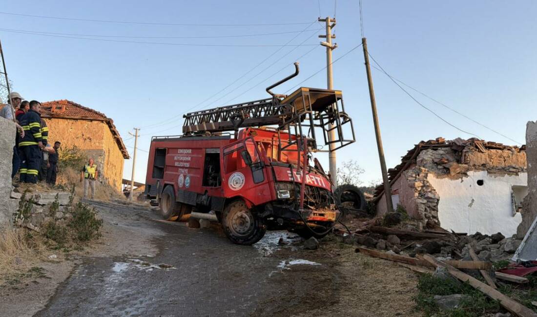 Evin duvarına çarpan itfaiye aracındaki 3 kişi yaralandı Eskişehir'in Seyitgazi ilçesinde itfaiye aracının bir evin duvarına çarpması sonucu