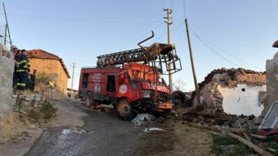 Eskişehir'in Seyitgazi ilçesinde itfaiye aracının bir evin duvarına çarpması sonucu