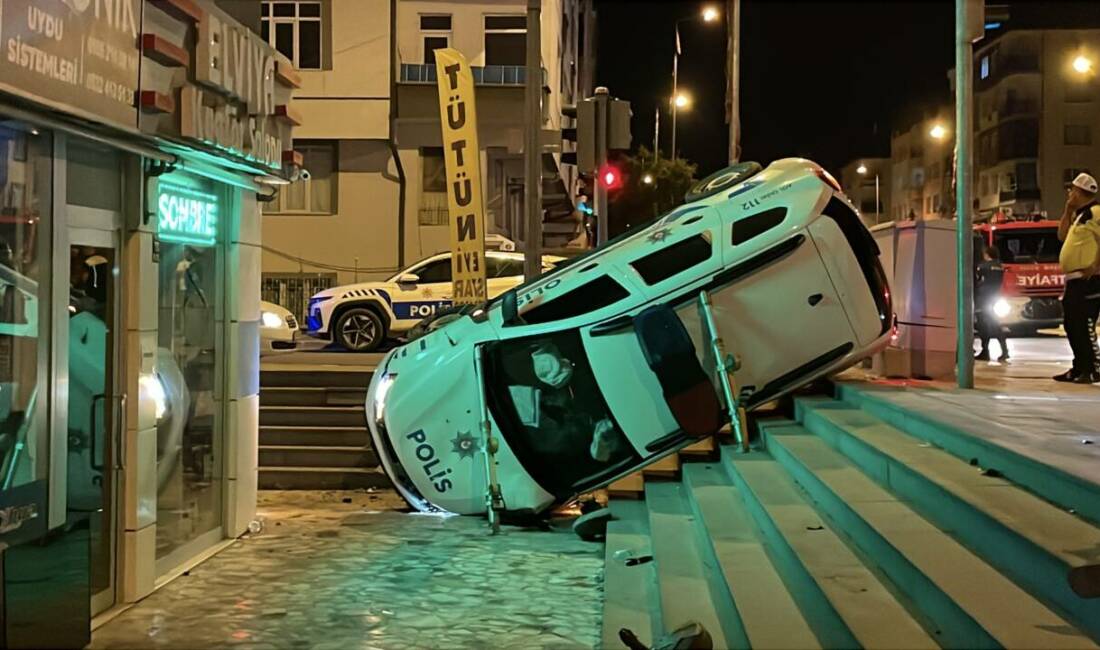 Polis aracının karıştığı kazada 2’si bekçi 3 kişi yaralandı Kayseri'nin Kocasinan ilçesinde polis aracının karıştığı kazada 2'si bekçi 3