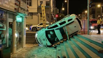 Kayseri'nin Kocasinan ilçesinde polis aracının karıştığı kazada 2'si bekçi 3