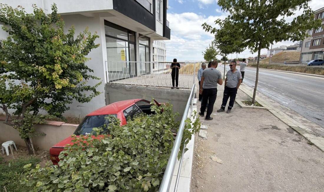 Eskişehir'in Odunpazarı ilçesinde kamyonetin kasasından yola dökülen zeytinyağı nedeniyle kayganlaşan