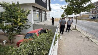 Eskişehir'in Odunpazarı ilçesinde kamyonetin kasasından yola dökülen zeytinyağı nedeniyle kayganlaşan