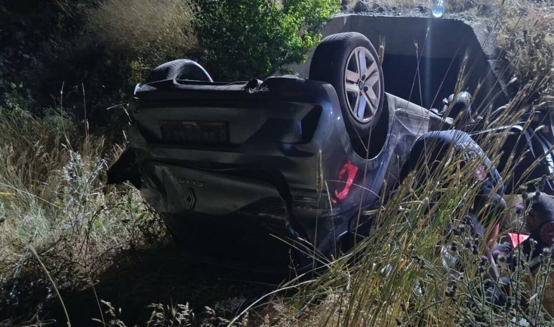Sivas'ın Şarkışla ilçesinde otomobilin devrilmesi sonucu yaralanan 4 kişi tedavi