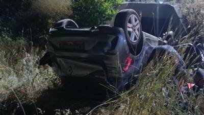 Sivas'ın Şarkışla ilçesinde otomobilin devrilmesi sonucu yaralanan 4 kişi tedavi