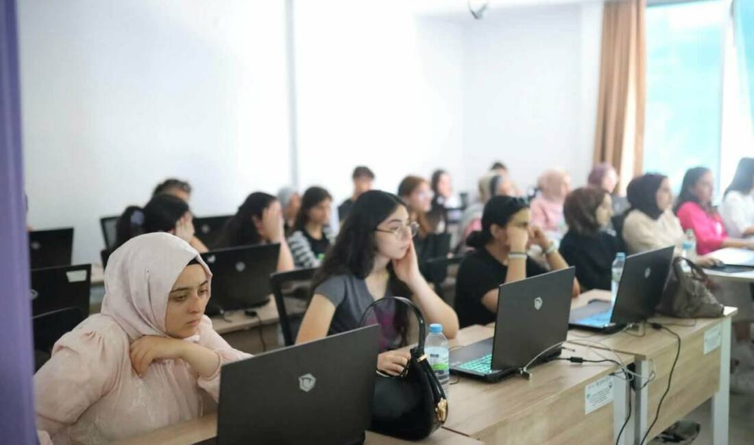 Akademi Aksaray’da teknoloji eğitimleri sürüyor Aksaray Belediyesi, gençlerin ve vatandaşların dijital becerilerini geliştirmek amacıyla Akademi