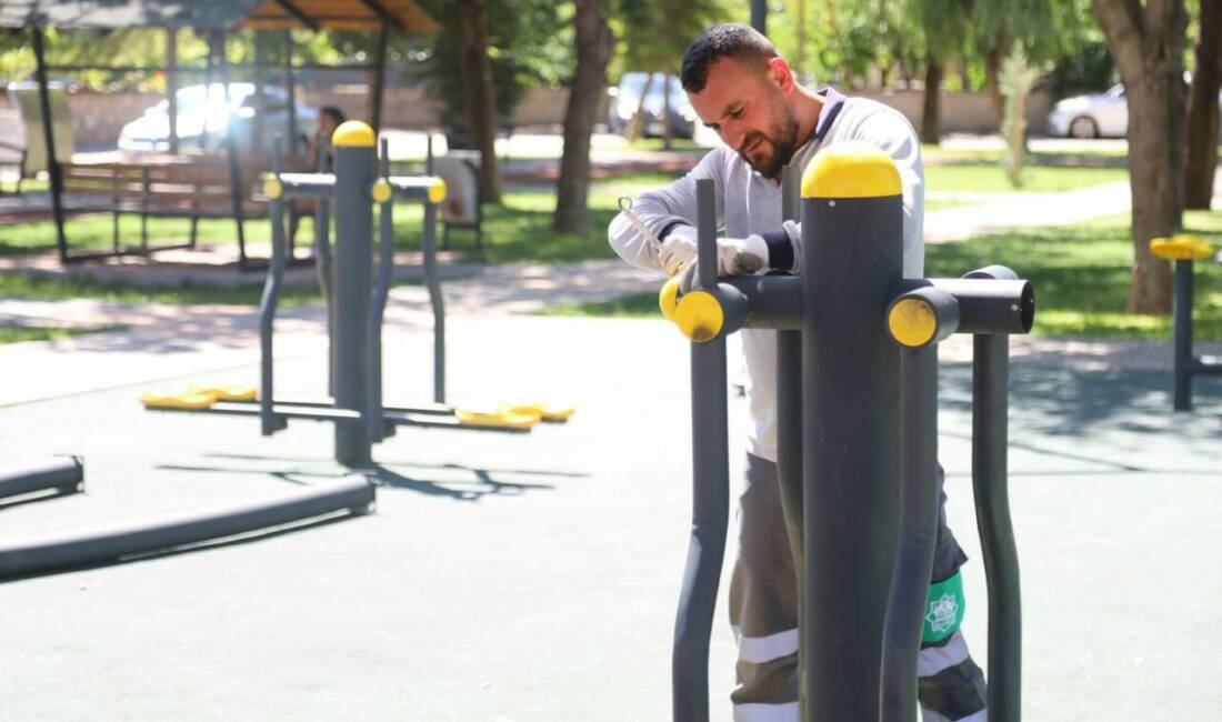Aksaray’da parklar bakım ve onarımdan geçiyor Aksaray Belediyesi, kent genelindeki parklarda kamelya, spor aletleri ve çocuk