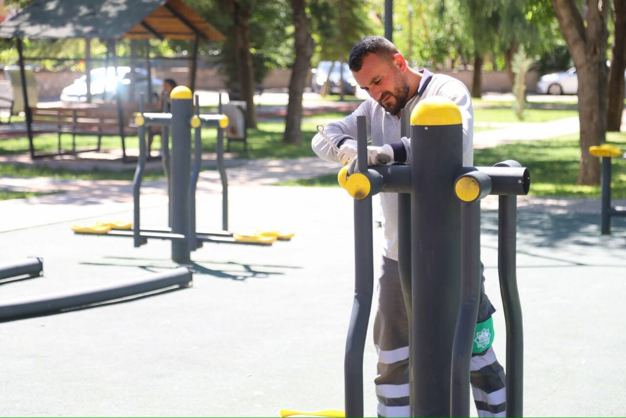 Aksaray Belediyesi, kent genelindeki parklarda kamelya, spor aletleri ve çocuk