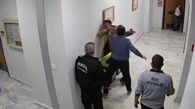 Eskişehir'deki Sivrihisar Devlet Hastanesi'npersoneli darbeden müdür açığa alındı.