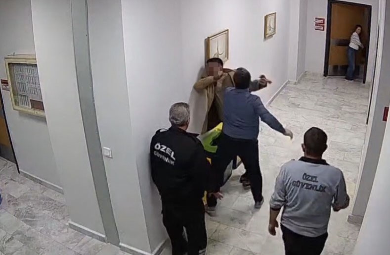 Eskişehir'deki Sivrihisar Devlet Hastanesi'npersoneli darbeden müdür açığa alındı.