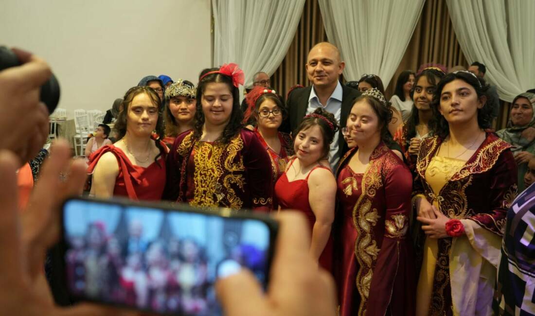 Down sendromlu genç kızların kına hayali gerçek oldu! Kırıkkale'de down sendromlu genç kızların kına gecesi hayali, düzenlenen temsili