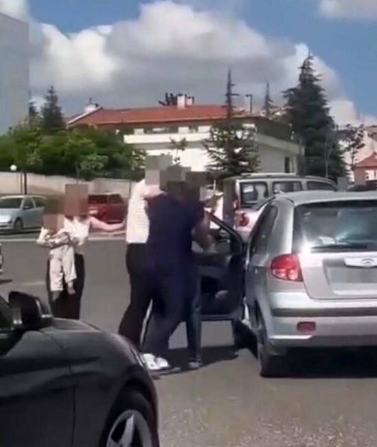 Aracı ile inek sürüsüne daldı, bakın kaç lira ceza yedi! Nevşehir'de trafikte çıkan tartışmada aracından inerek diğer sürücüye saldıran şahsa