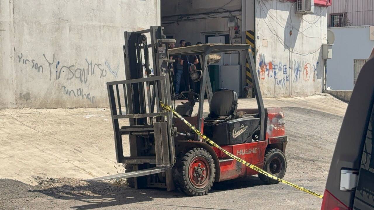 Gaziantep’te çalıştığı fabrikada forkliftle yük taşıdığı sırada aracın devrilmesi sonucu