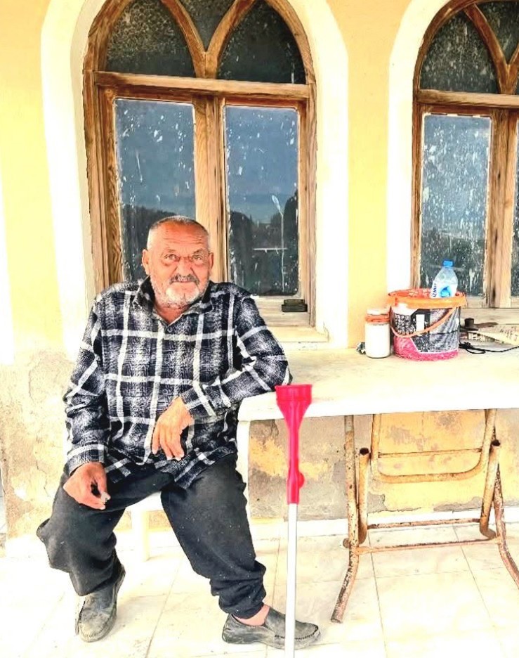 İzmir'in Seferihisar ilçesinde, evinin önündeki kanepede uyuduğu sırada ayı saldırısına