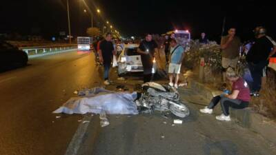 Antalya'nın Manavgat ilçesinde emniyet şeridinde duran otomobile arkadan çarpan motosikletin